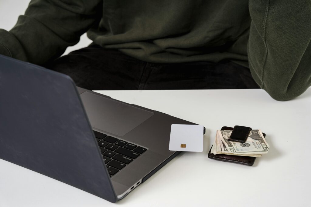 Tworzenie wpisów na blogu na laptopie – blogowanie i zarabianie online
